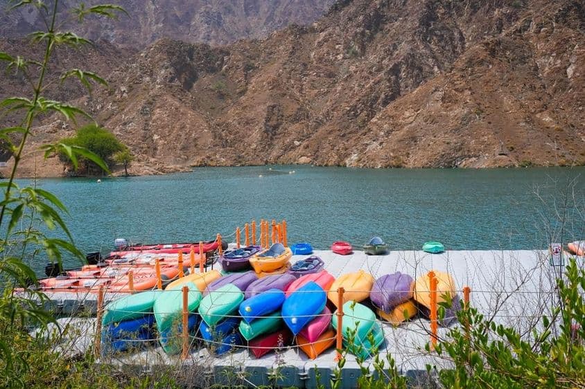 Kayaks frente a la presa Al Rafisah con algunos botes inflables.