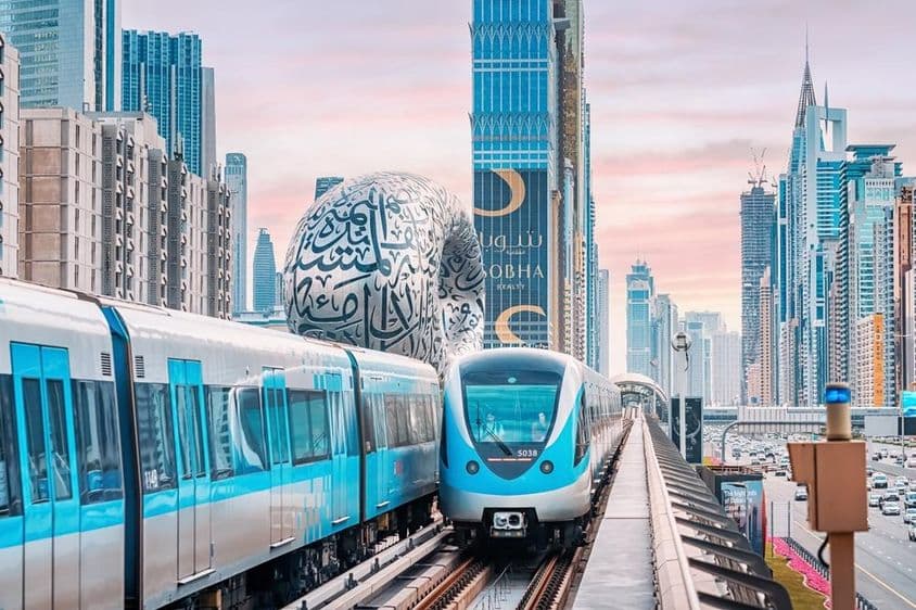 Metros de Dubái visibles con rascacielos y el Museo del Futuro al fondo.
