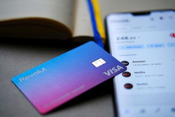 Tarjeta Visa de Revolut mostrada en la pantalla de un teléfono.