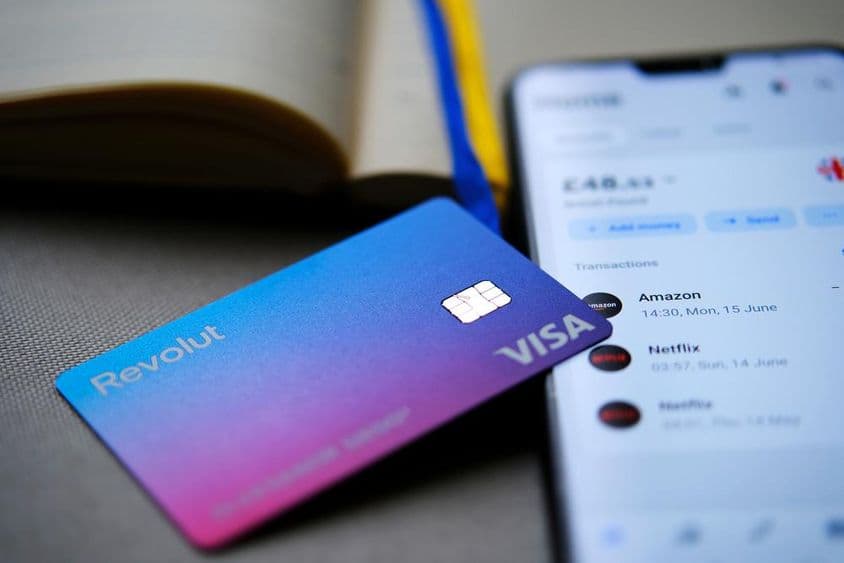 Tarjeta Visa de Revolut mostrada en la pantalla de un teléfono.