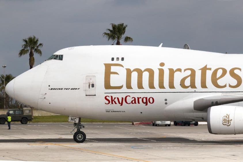 Emirates Boeing 777 con señalización de carga aérea visible.