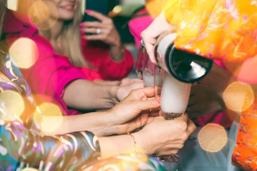 Personas bebiendo champán en un club.