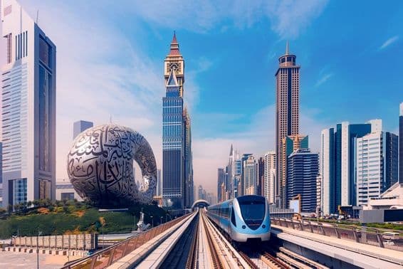 Metro de Dubái con rascacielos al fondo, museo del futuro a la izquierda.