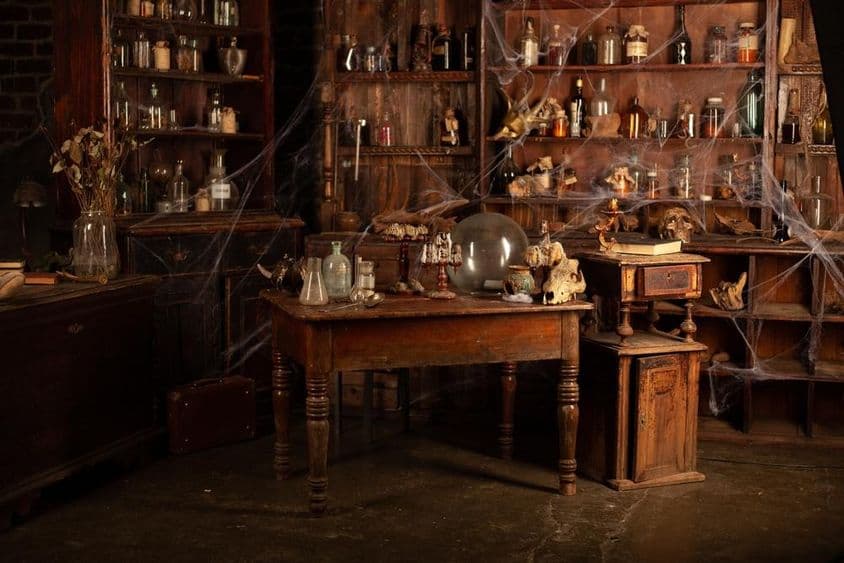 Un rincón espeluznante con telarañas, calaveras y botellas.