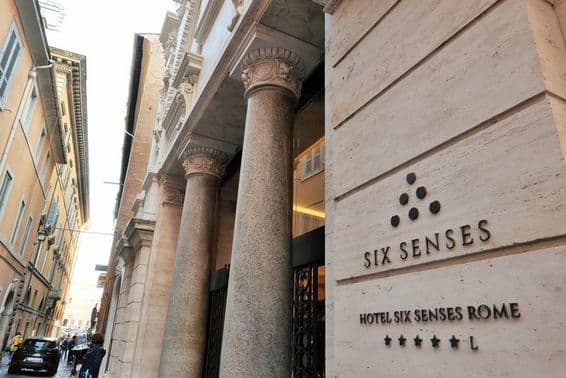 Letrero de un hotel de 5 estrellas Six Senses en Roma.