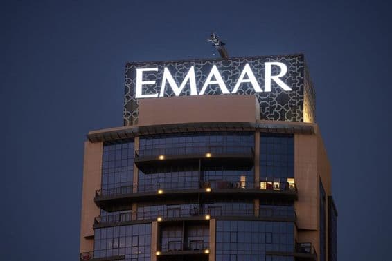 Logo de EMAAR visible en la cima de un rascacielos.