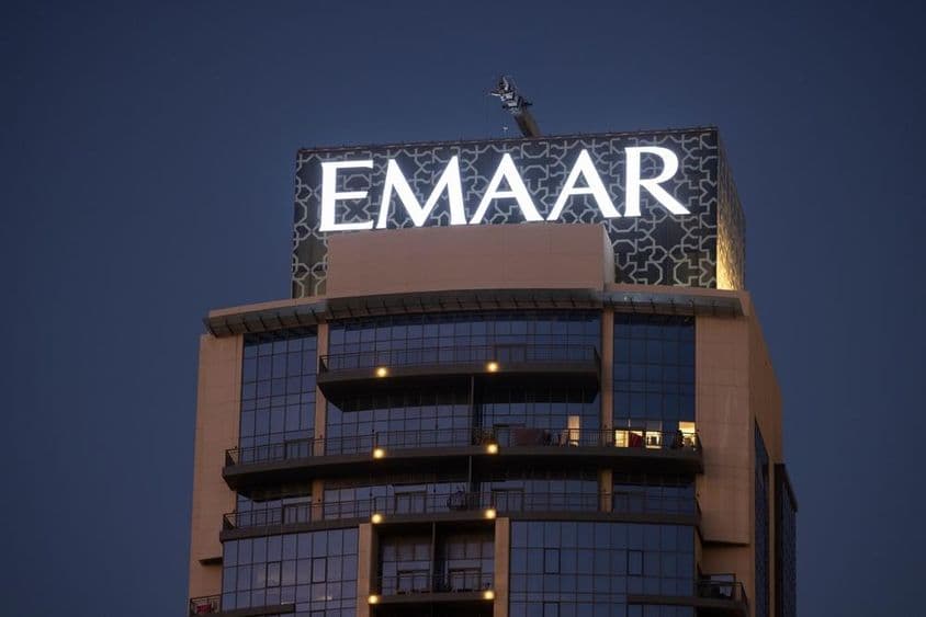 Logo de EMAAR visible en la cima de un rascacielos.