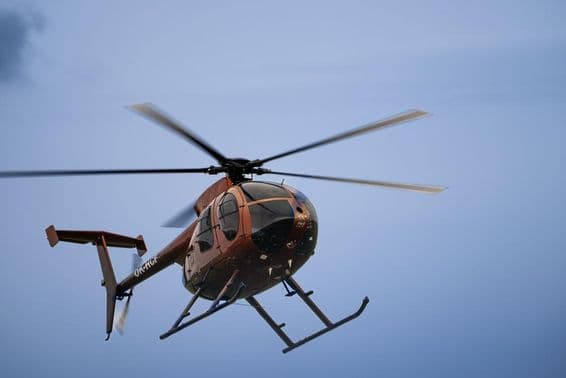 Un helicóptero ligero volando en el aire.