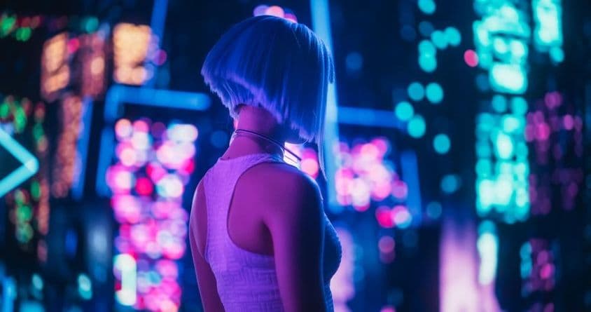 Una mujer camino a un festival de anime, con cabello azul y luces parpadeantes desenfocadas en el fondo.