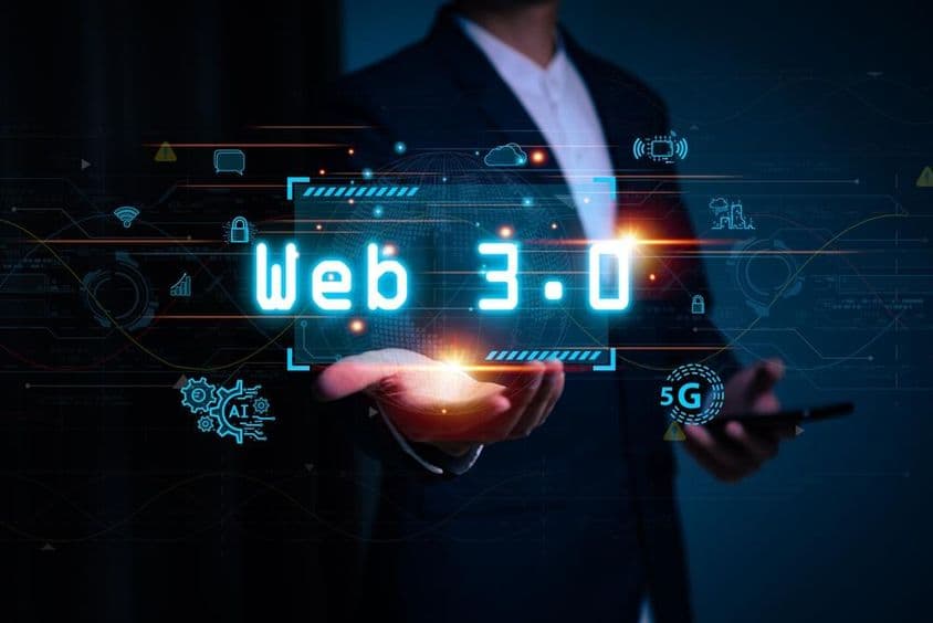 Una persona sosteniendo una inscripción Web3 proyectada en su mano.