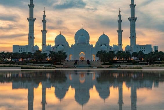 Edificio icónico en Abu Dhabi.