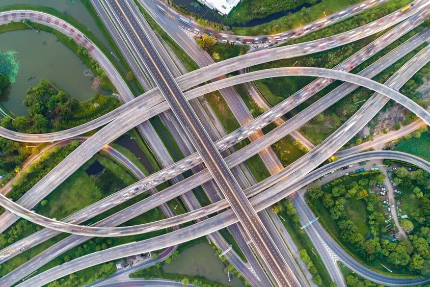 Muchas carreteras que se cruzan en varias direcciones, arriba y abajo.
