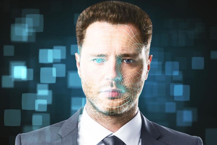 Una persona está siendo escaneada como holograma.