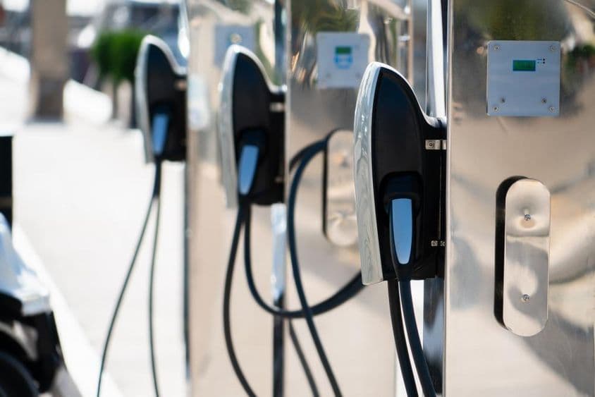 Cargadores Tesla alineados uno al lado del otro.