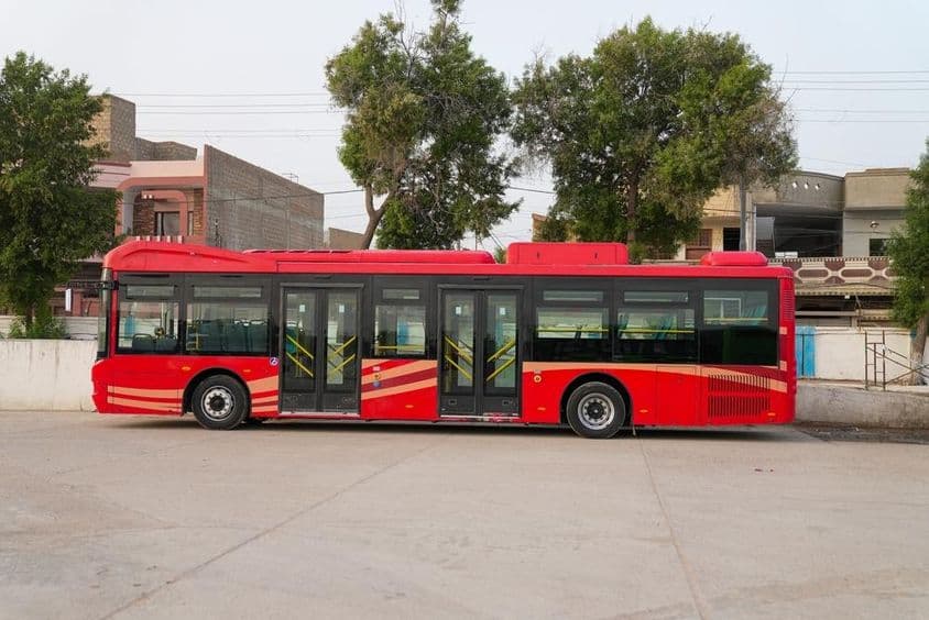 Un autobús rojo de Dubái estacionado.