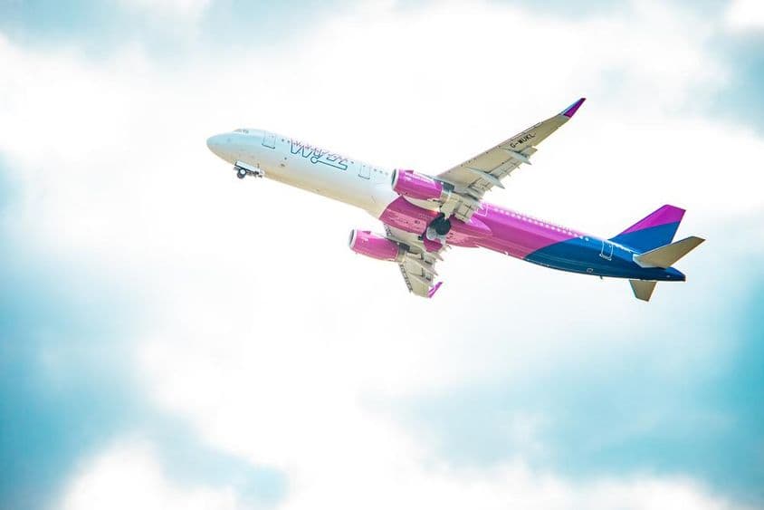 Wizz Air volando en el aire.