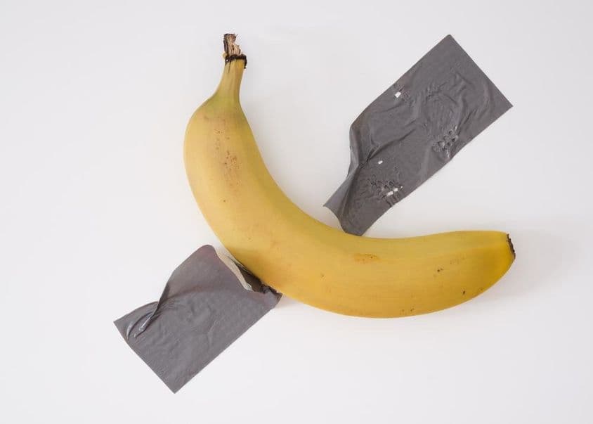 Un plátano pegado a la pared con cinta adhesiva gris.