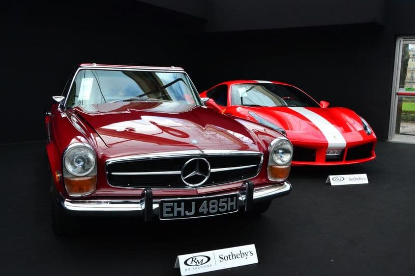 Un Mercedes y un Ferrari en una subasta de Sotheby’s.