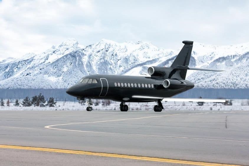 Un jet privado se ve estacionado en la pista.