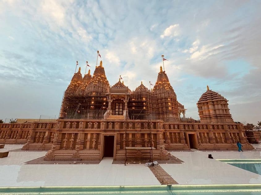 Vista frontal del Templo Hindú Baps en Abu Dhabi.