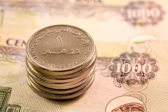 Moneda de EAU: billete de 1000 dirhams y moneda de 1 dirham.