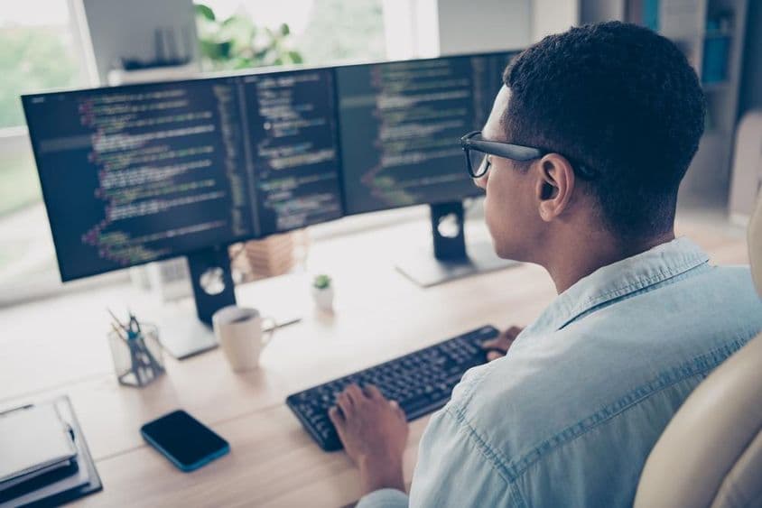 Estudiante aprendiendo a programar en una computadora.