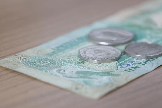 Billete de 10 dirhams y moneda de 1 dirham.