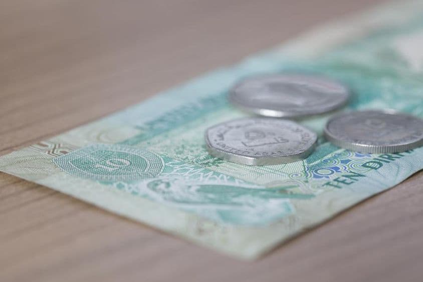 Billete de 10 dirhams y moneda de 1 dirham.
