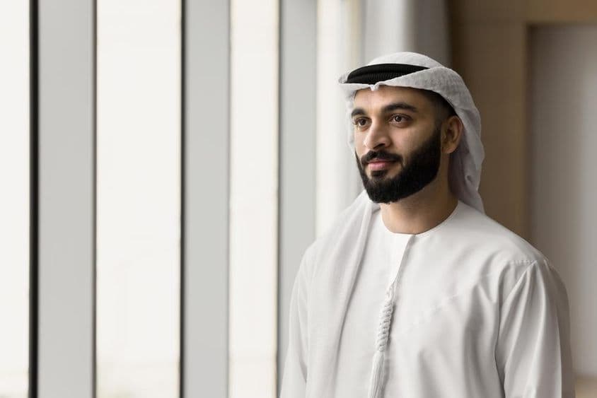 Hombre emiratí usando una ghutra.