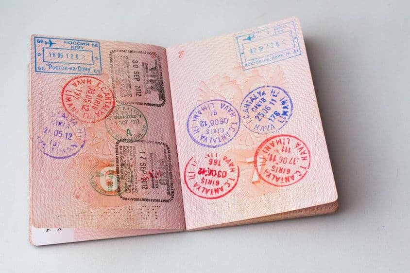 Página interior de un pasaporte llena de sellos.