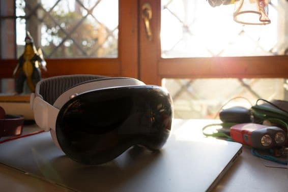 Apple Vision Pro sobre un cuaderno en una mesa.