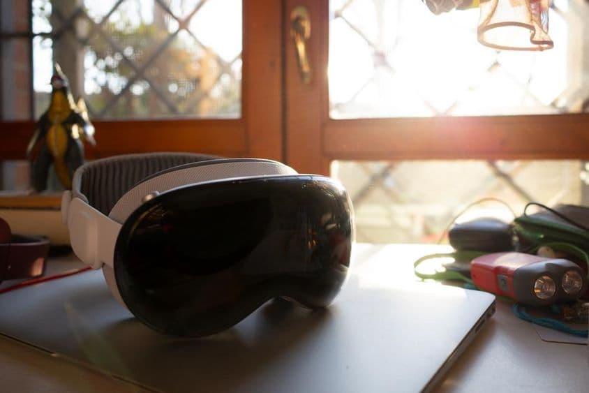 Apple Vision Pro sobre un cuaderno en una mesa.