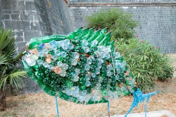 Pez pegado con botellas de plástico.
