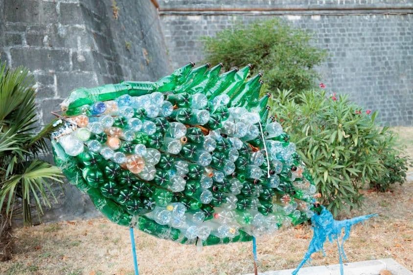 Pez pegado con botellas de plástico.