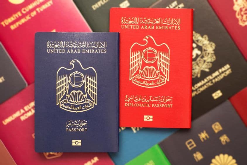 Pasaportes apilados con pasaportes de EAU en la parte superior.