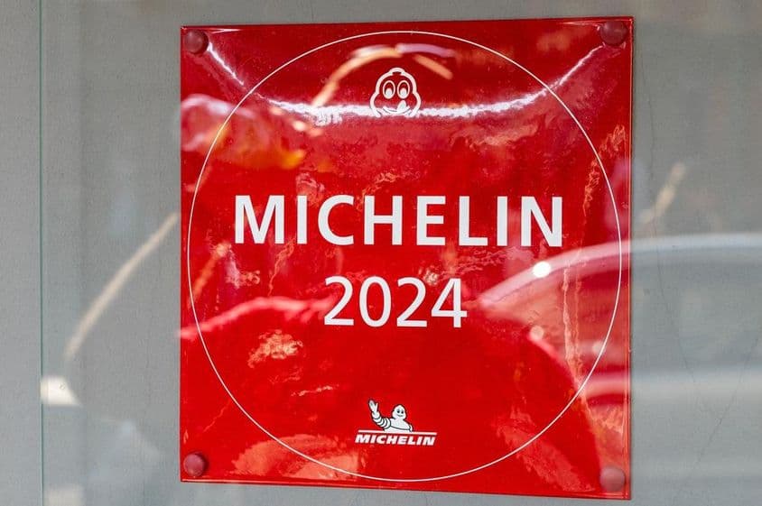 Una placa de la Guía Michelin 2024 vista en la pared de un restaurante.