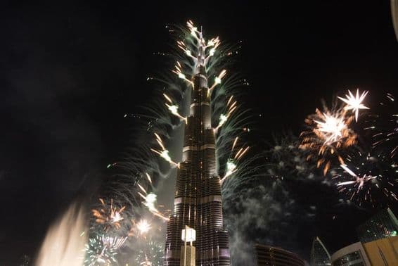 Fuegos artificiales festivos del Burj Khalifa en la víspera de Año Nuevo.