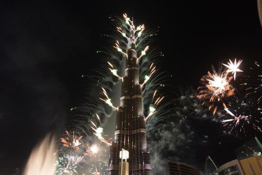 Fuegos artificiales festivos del Burj Khalifa en la víspera de Año Nuevo.