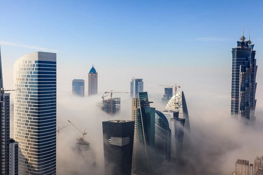 Rascacielos de Dubái envueltos en niebla.