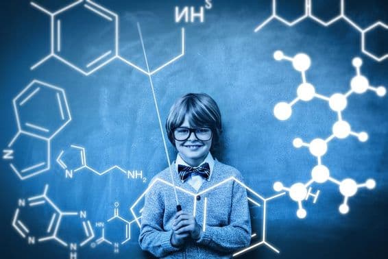 Un estudiante se muestra con una proyección de enlace de átomos químicos.