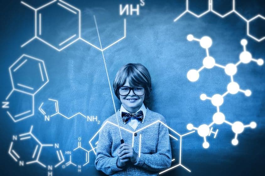 Un estudiante se muestra con una proyección de enlace de átomos químicos.