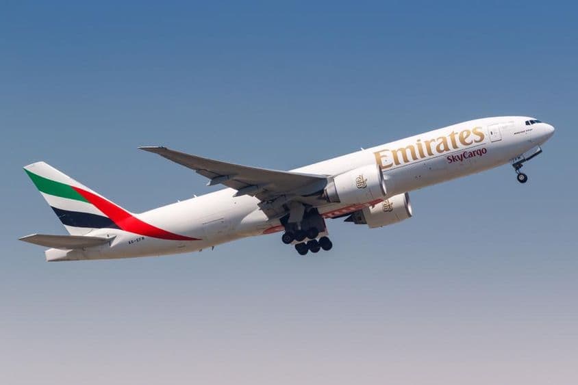 Avión Emirates volando en el aire, skycargo.