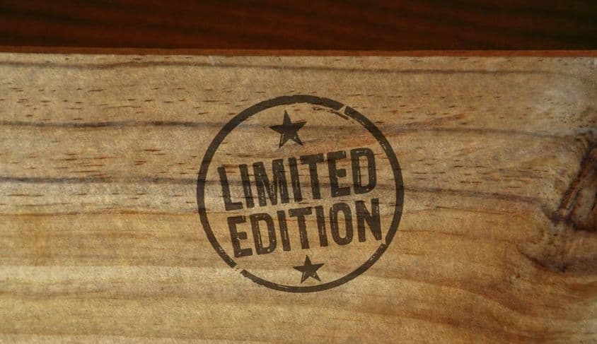 Edición limitada escrita sobre una superficie de madera, con estrellas alrededor.