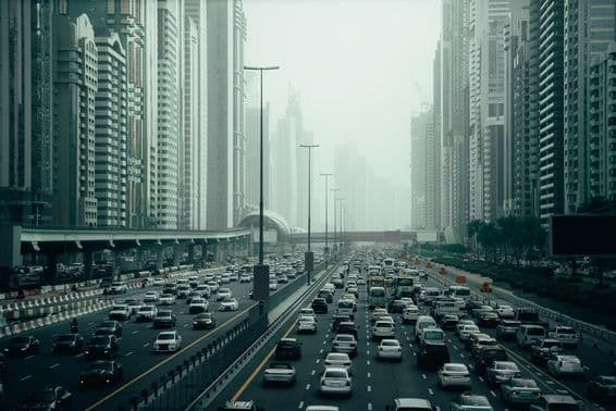 Autopista concurrida de Dubái en la ciudad, 2x7 carriles, rascacielos a ambos lados.