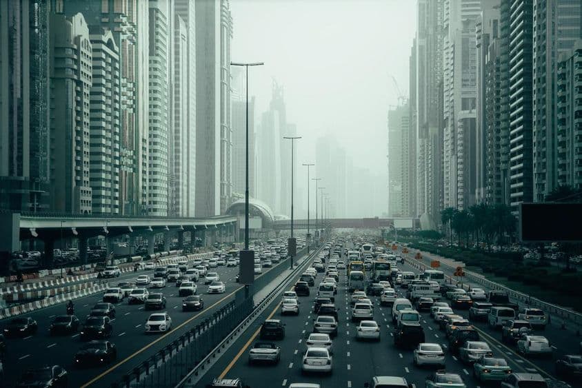 Autopista concurrida de Dubái en la ciudad, 2x7 carriles, rascacielos a ambos lados.