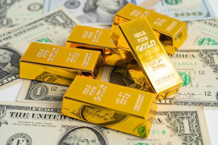 Barras de oro de inversión de 200g sobre dólares estadounidenses.