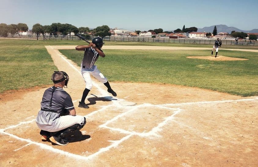Un jugador de béisbol espera un lanzamiento del lanzador.