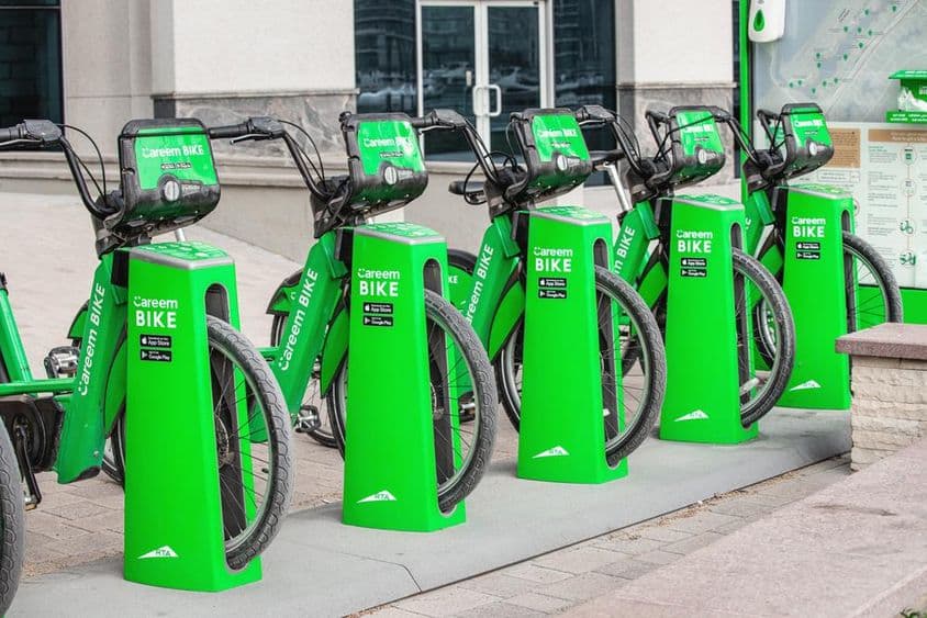Bicicletas de Careem juntas en una estación de acoplamiento.