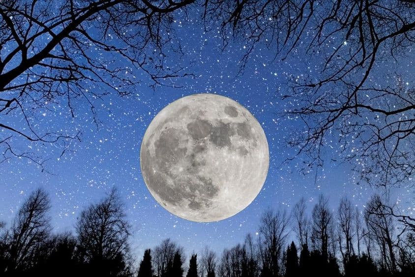Luna llena en un cielo estrellado.