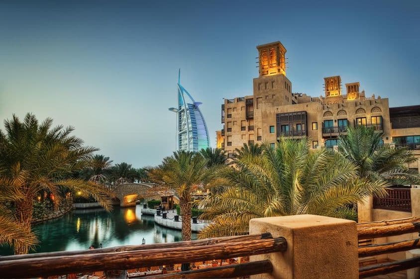 Jumeirah Al Qasr con Burj Al Arab de fondo.